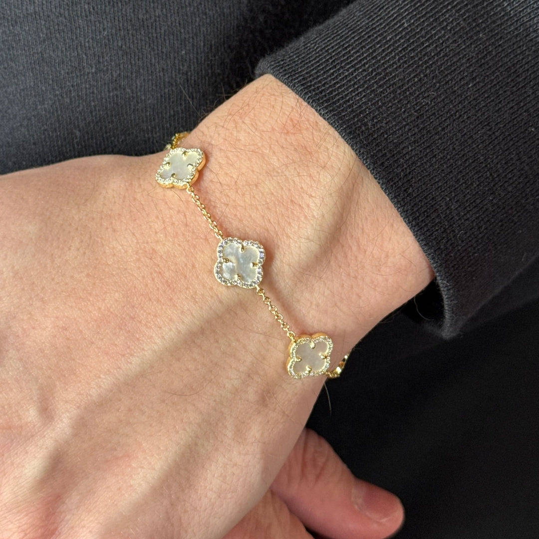 Bracelet en argent plaqué or jaune avec zircon et nacre à motif trèfle