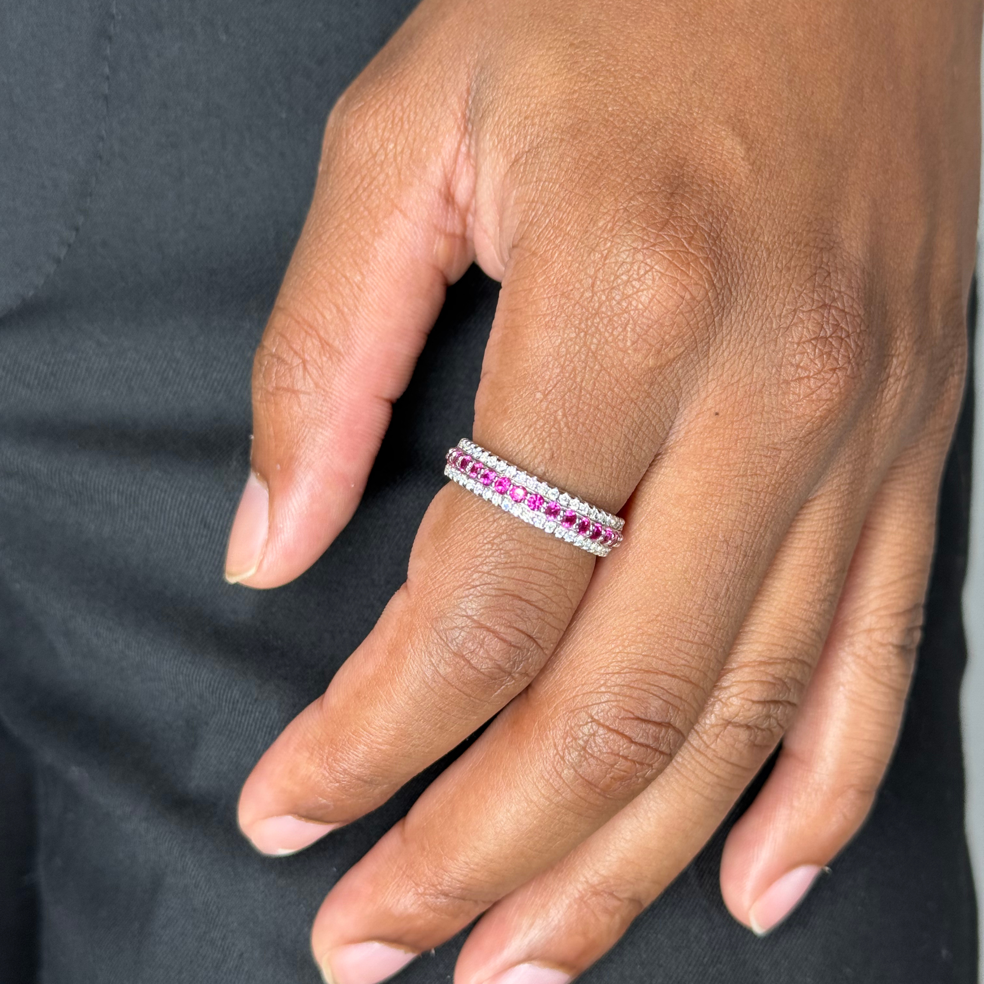 Bague Éternité en moissanite et rubis rose de laboratoire 